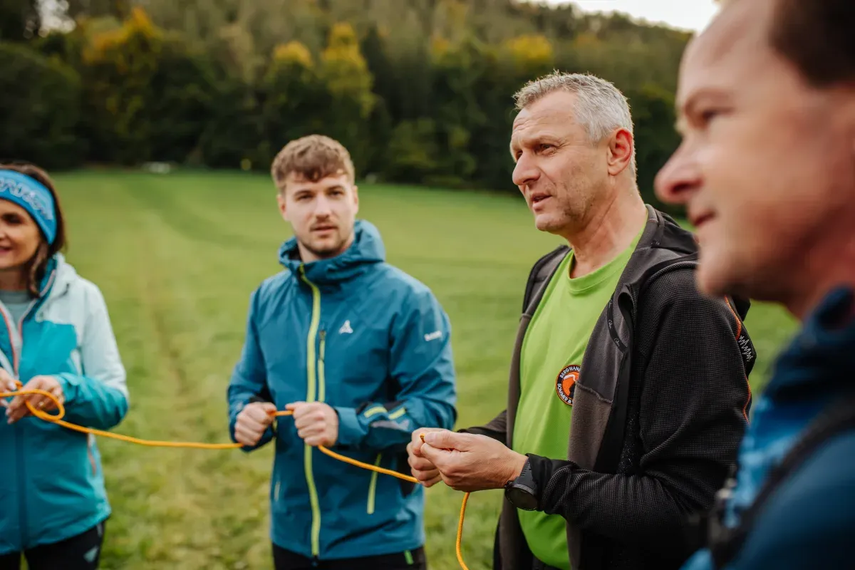 Andreas Kohlbacher zeigt einer Gruppe im Herbst eine Knotenübung mit dem Seil